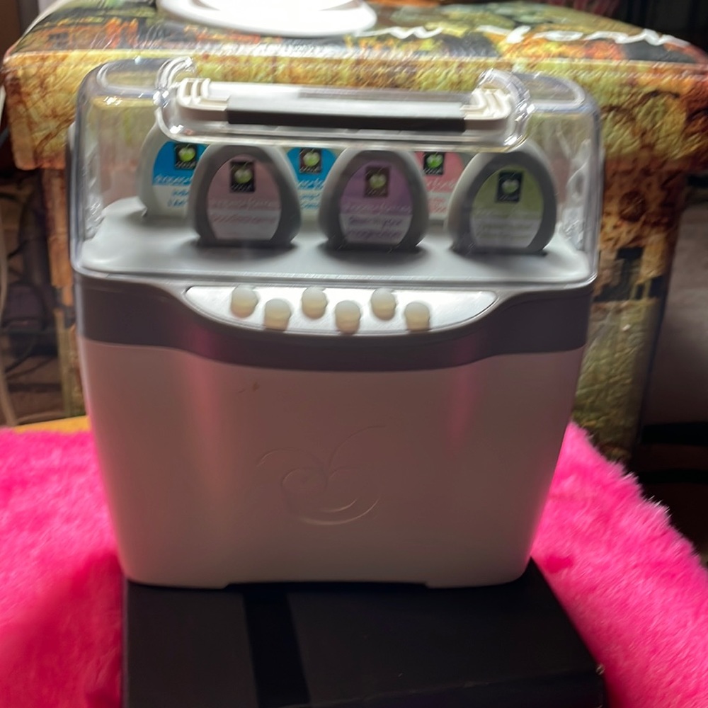 Cricut CRJK0001 Jukebox Expansion 6 Cartridge Station + Cartridges